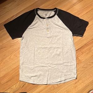 American Eagle short sleeve shirt 3 button closure light gray/black size S